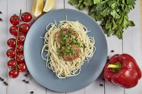 Куриные фрикадельки в томатно-сметанном соусе и со спагетти